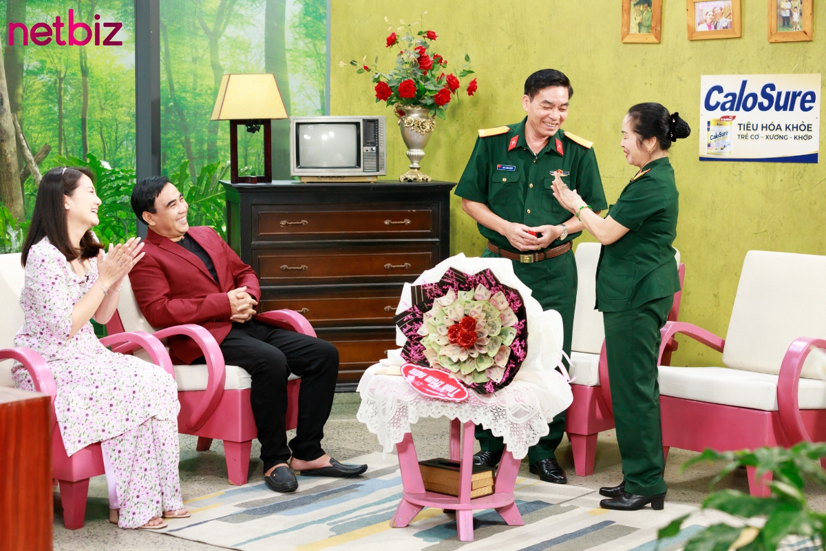 Vị đại tá gây xúc động khi bất ngờ ‘cầu hôn’ vợ bằng nhẫn và bó hoa đặc biệt