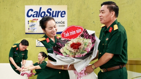 Vị đại tá gây xúc động khi bất ngờ ‘cầu hôn’ vợ bằng nhẫn và bó hoa đặc biệt
