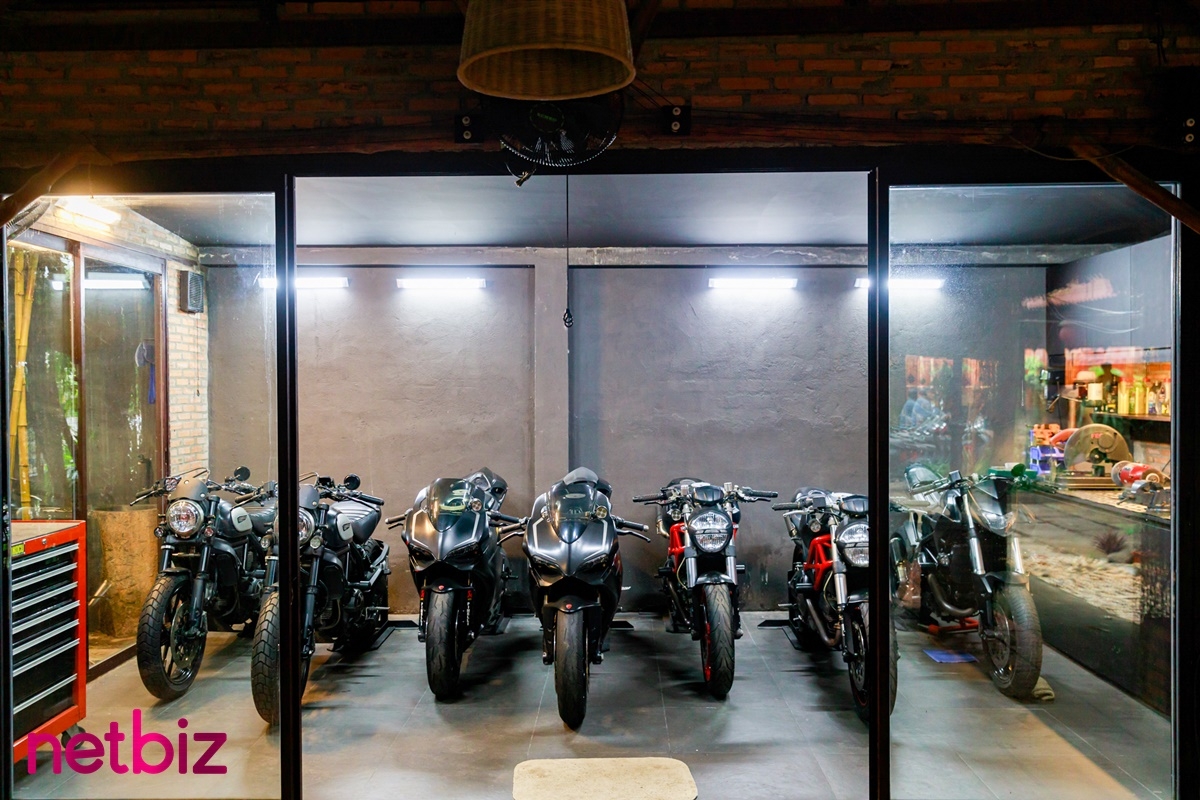 Khám phá võ đường Liên Phong và dàn moto 'đỉnh cao' của Johnny Trí Nguyễn Johnny Trí Nguyễn sống trong căn nhà lá nhưng lại có bộ sưu tập ít ai ngờ tới