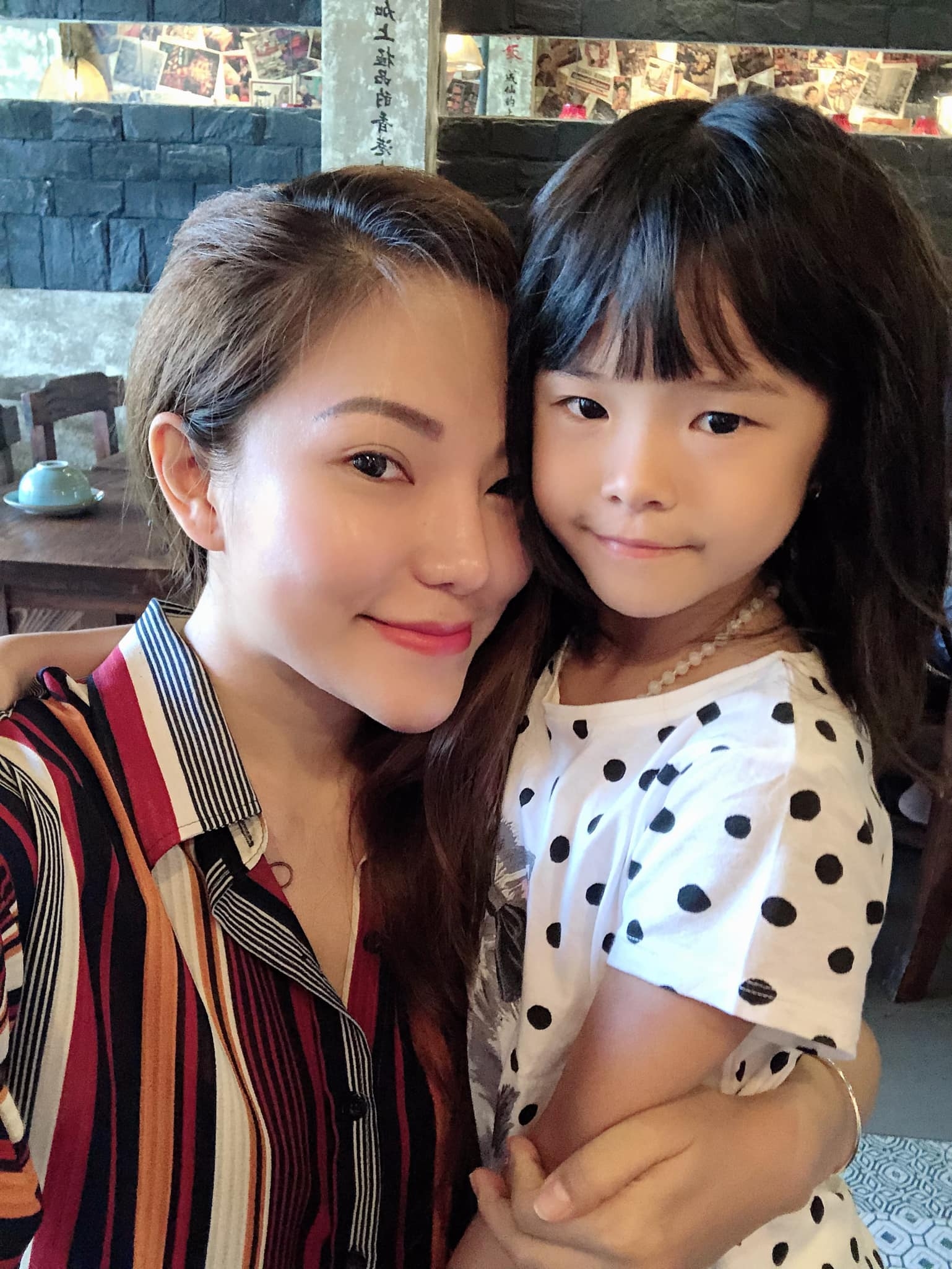 Sau 1 tháng ở cữ, mẹ bỉm 21 tuổi Lý Phương Châu phải đi làm ngay vì áp lực kinh tế