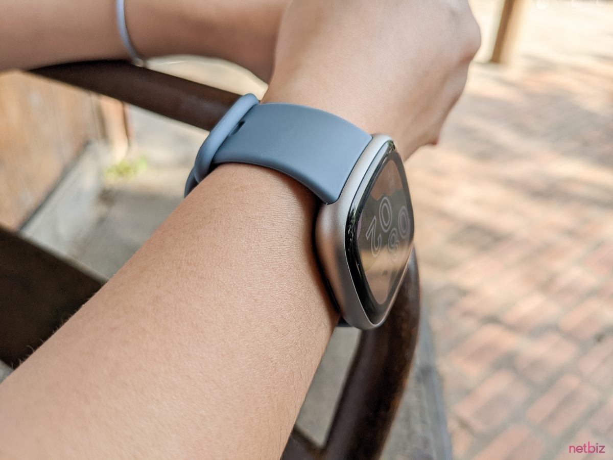 Trên tay đồng hồ Fitbit Versa 4: Nhẹ nhàng, thanh lịch, nhiều tính năng hay