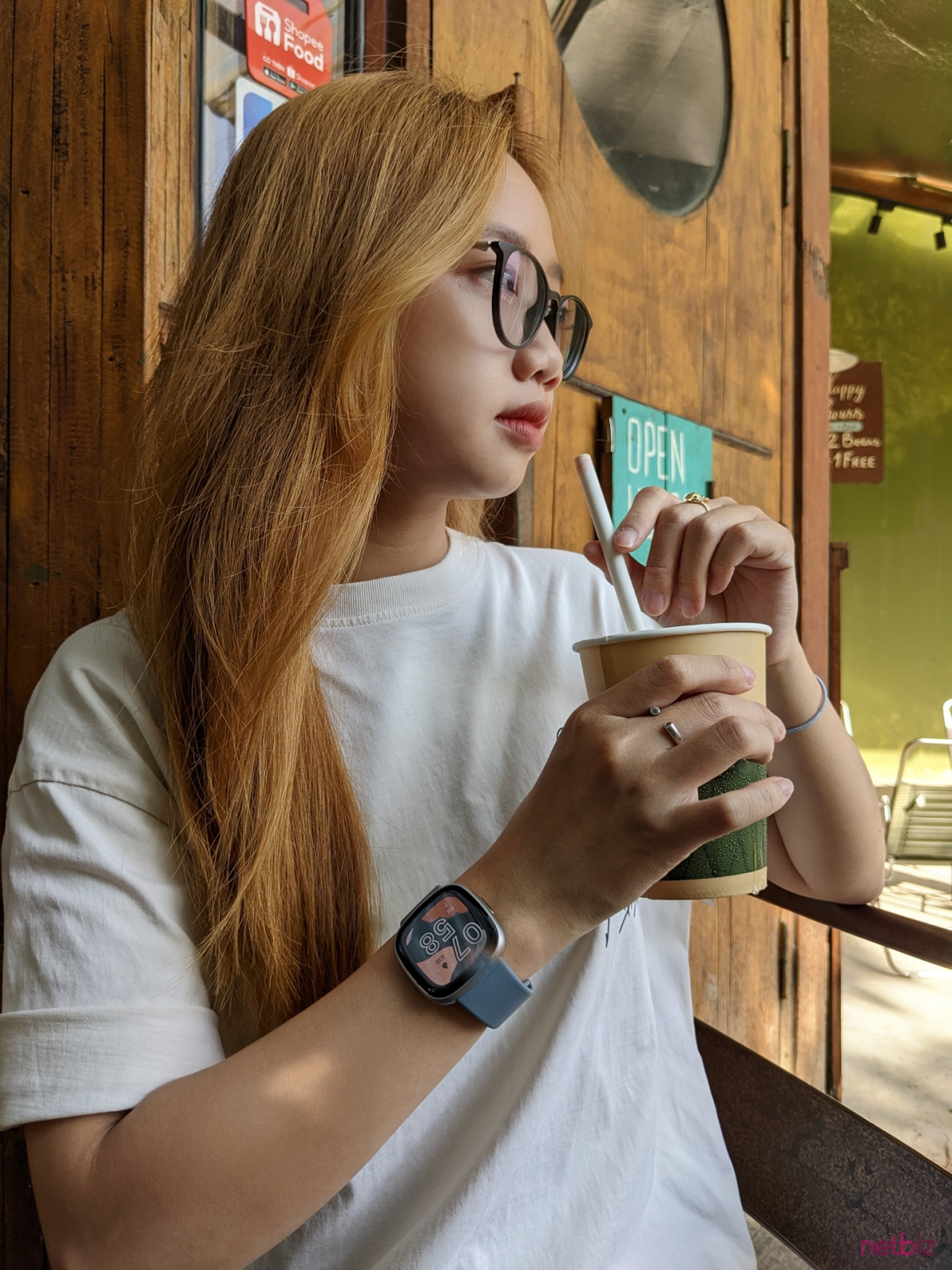 Trên tay đồng hồ Fitbit Versa 4: Nhẹ nhàng, thanh lịch, nhiều tính năng hay