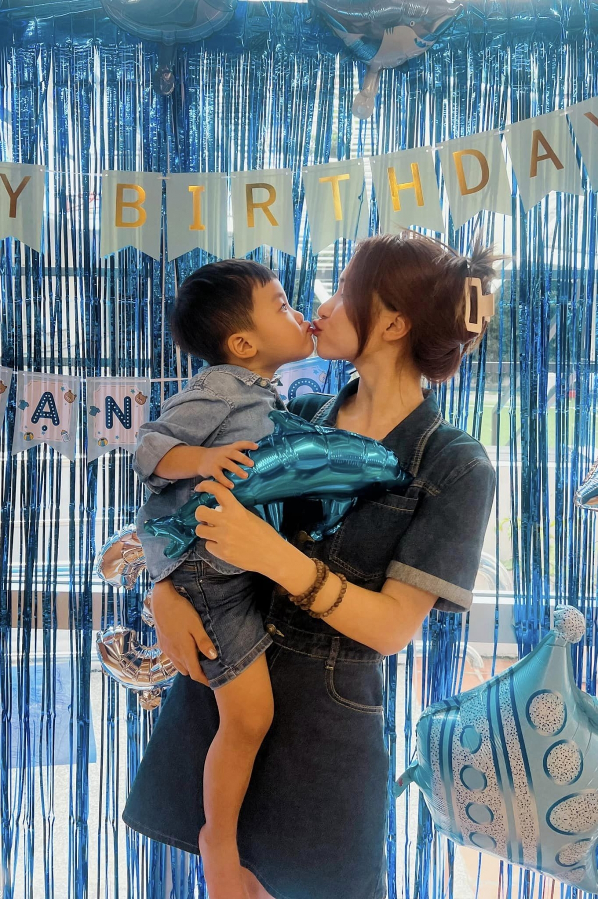 Hòa Minzy tự tay tổ chức sinh nhật 3 tuổi tại nhà cho con trai