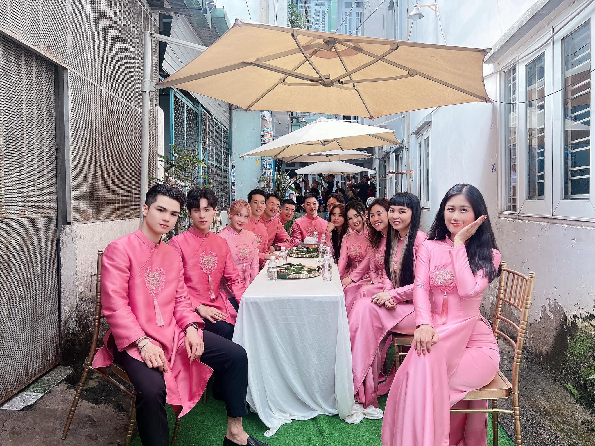 Khả Như rạng rỡ, hạnh phúc khi làm dâu phụ trong lễ vu quy của MC Liêu Hà Trinh Khả Như rạng rỡ khi làm phù dâu trong lễ vu quy của MC Liêu Hà Trinh
