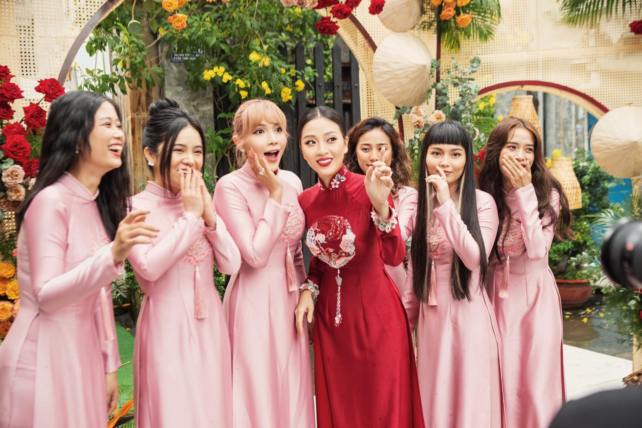 Khả Như rạng rỡ, hạnh phúc khi làm dâu phụ trong lễ vu quy của MC Liêu Hà Trinh Khả Như rạng rỡ khi làm phù dâu trong lễ vu quy của MC Liêu Hà Trinh