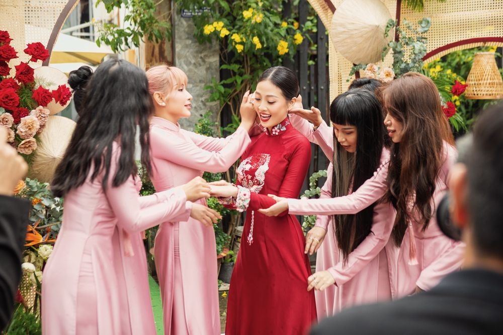Lễ rước dâu của MC Liêu Hà Trinh: Chú rể ngồi xích lô làm náo loạn cả khu phố