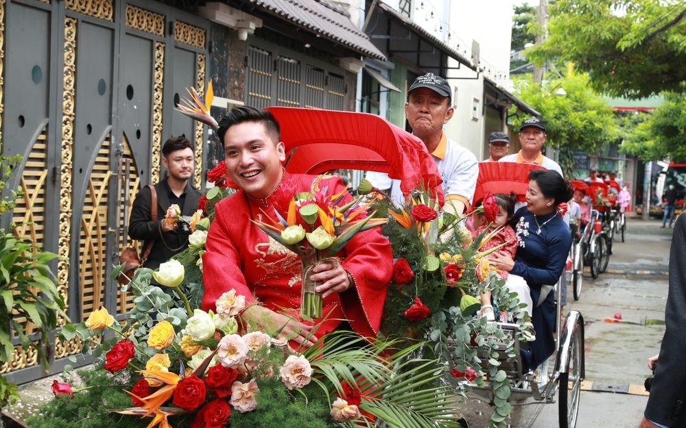 Lễ rước dâu của MC Liêu Hà Trinh: Chú rể ngồi xích lô làm náo loạn cả khu phố