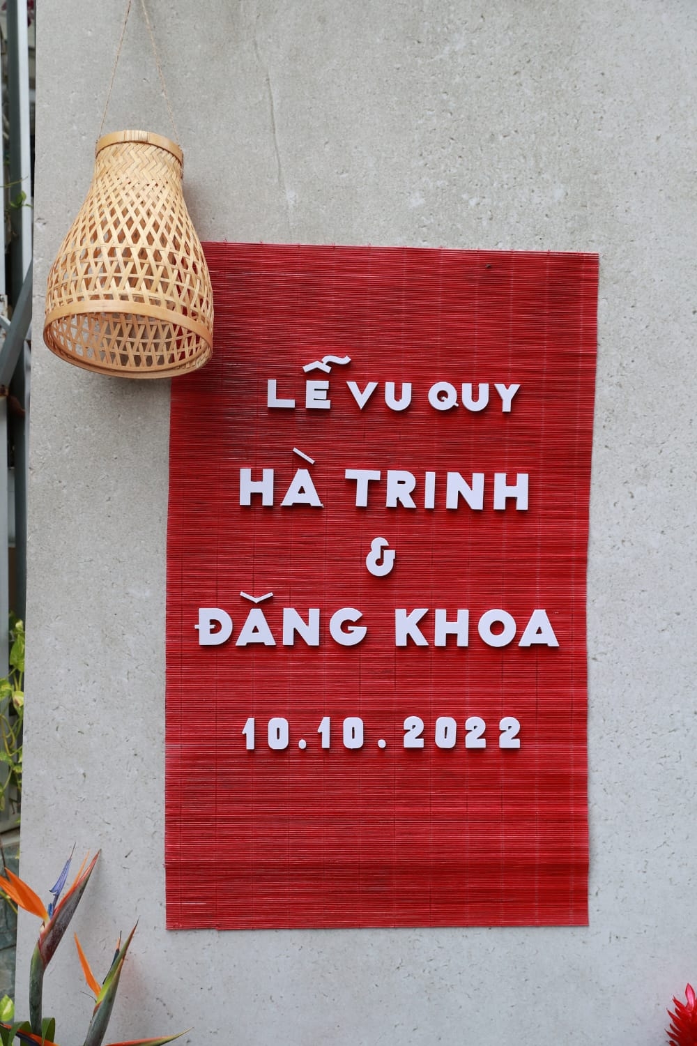 Lễ rước dâu của MC Liêu Hà Trinh: Chú rể ngồi xích lô làm náo loạn cả khu phố