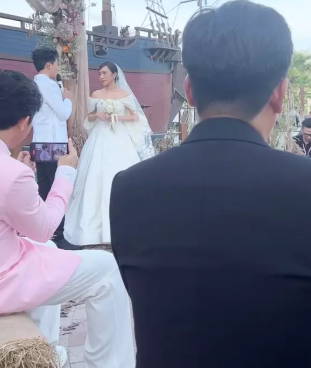 Mỹ nhân Việt may mắn bắt được hoa cưới của Diệu Nhi – Anh Tú