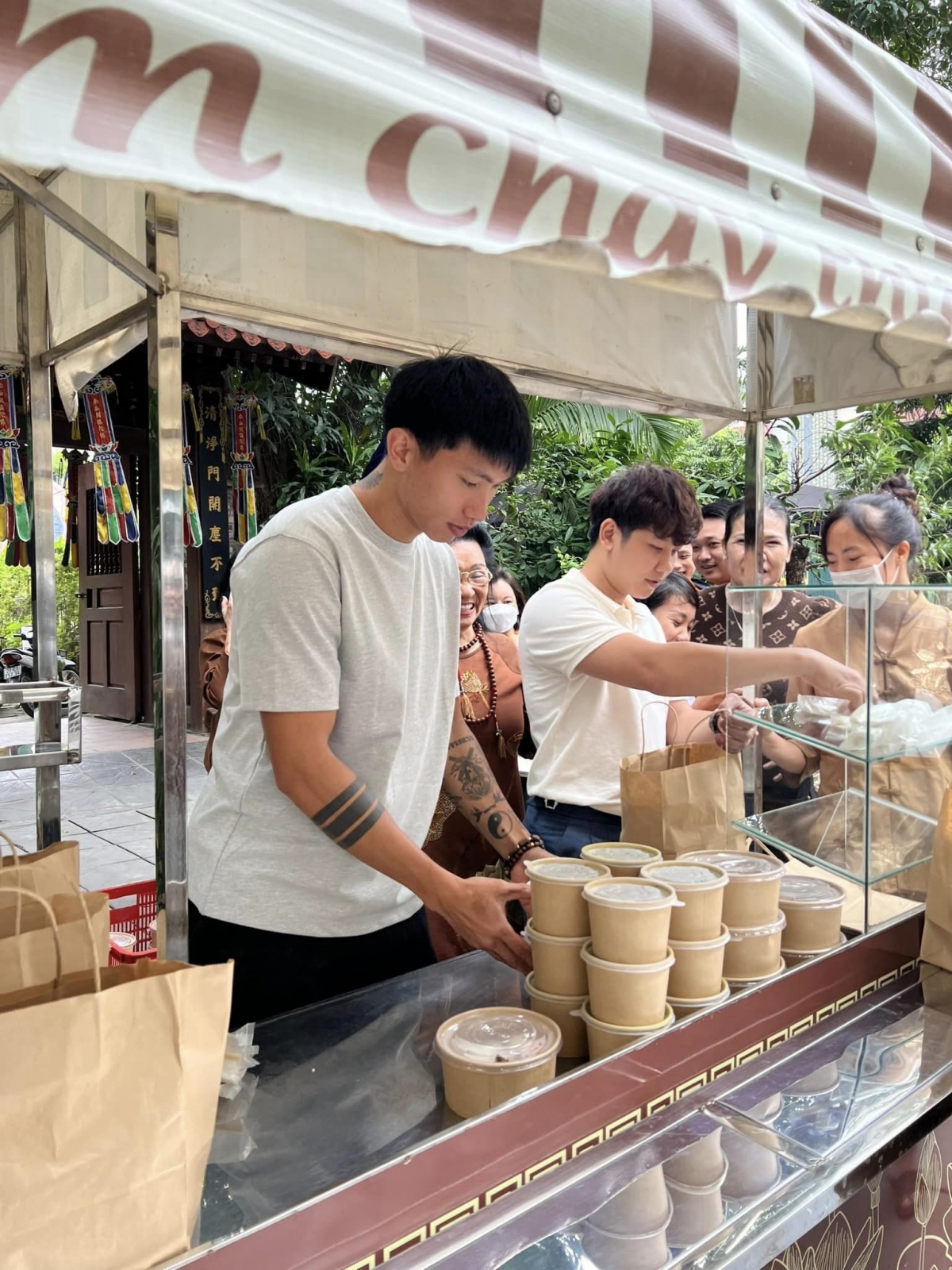 Đoàn Văn Hậu và bạn gái tự tay phát cơm từ thiện cho người nghèo