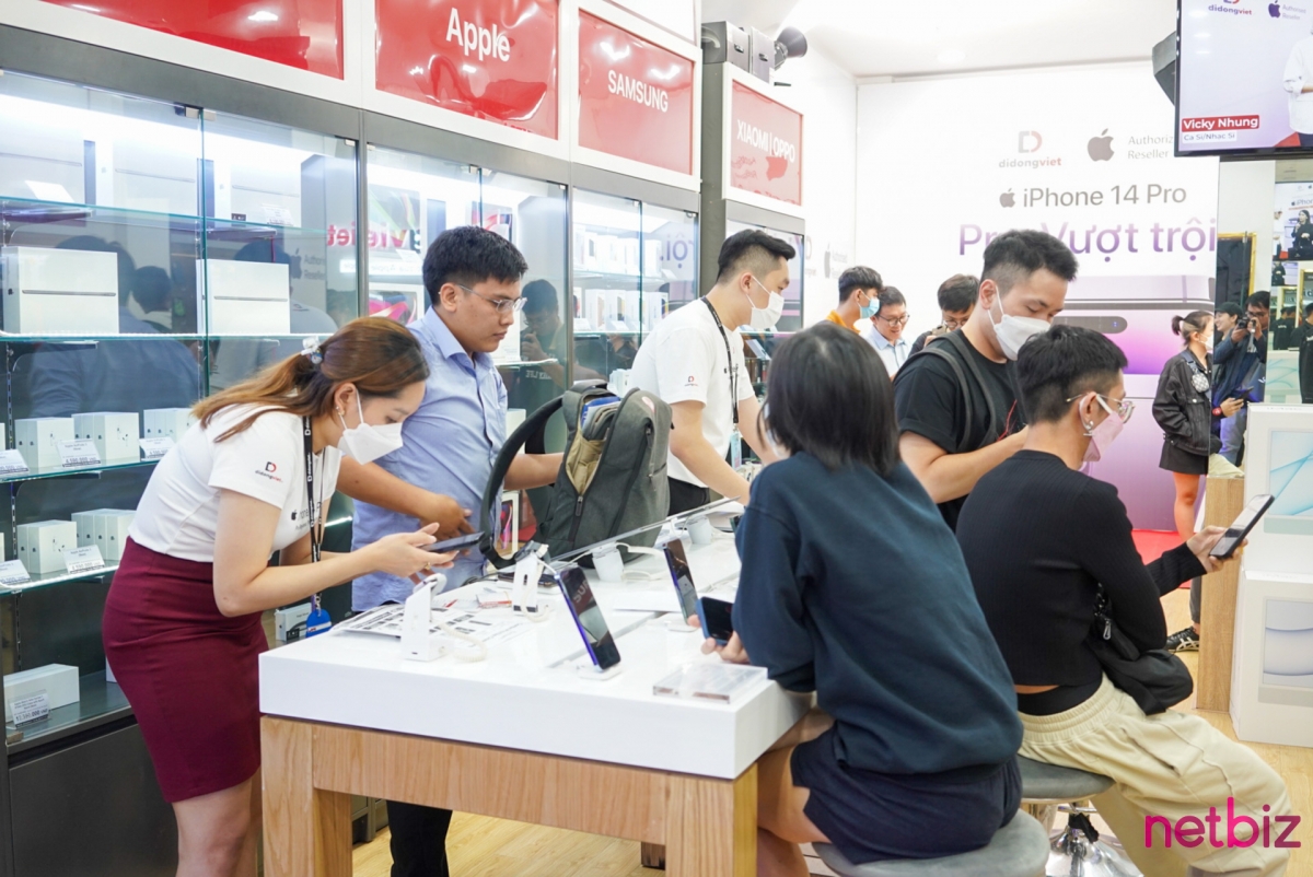Toàn cảnh đêm 'giao thừa' mở bán iPhone 14 Series chính hãng tại Việt Nam