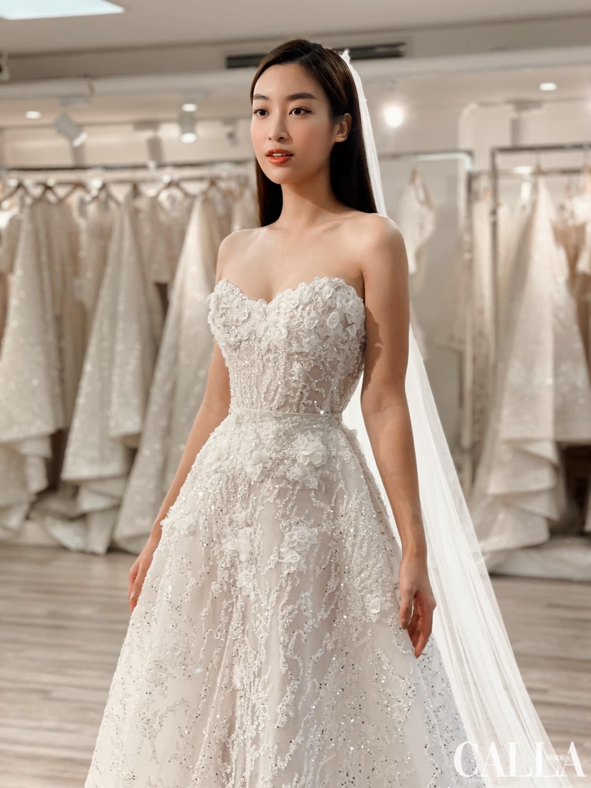 Cận cảnh bộ sưu tập váy cưới 'cô dâu tháng 10' Đỗ Mỹ Linh thử cho ngày trọng đại
