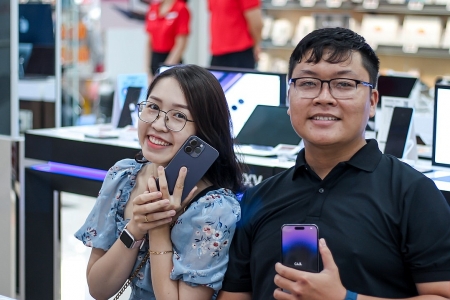 Người Việt chi hàng trăm tỷ đồng để mua iPhone 14 chính hãng ngay ngày đầu mở bán