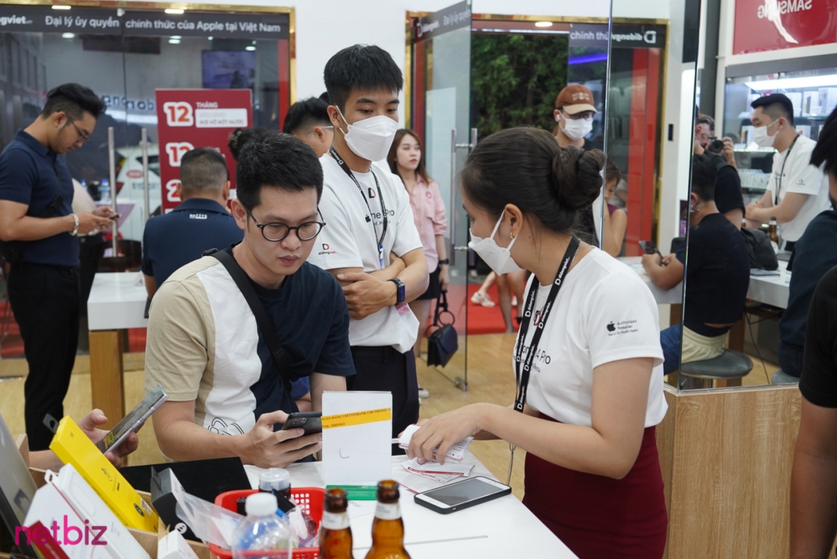 Người Việt chi hàng trăm tỷ đồng để mua iPhone 14 chính hãng ngay ngày đầu mở bán