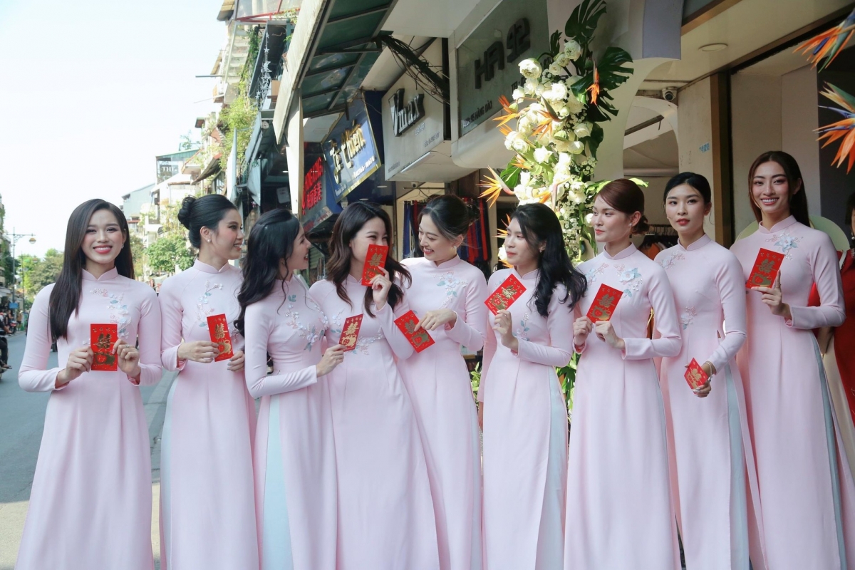 Đỗ Mỹ Linh diện áo dài trắng tinh khôi, cười hạnh phúc viên mãn trong lễ ăn hỏi