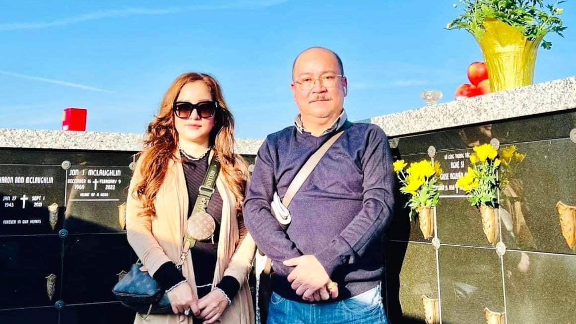 Thúy Nga đưa nghệ sĩ Hoàng Sơn đến viếng cố nghệ sĩ Chí Tài, tiết lộ nhiều kỷ niệm khó quên
