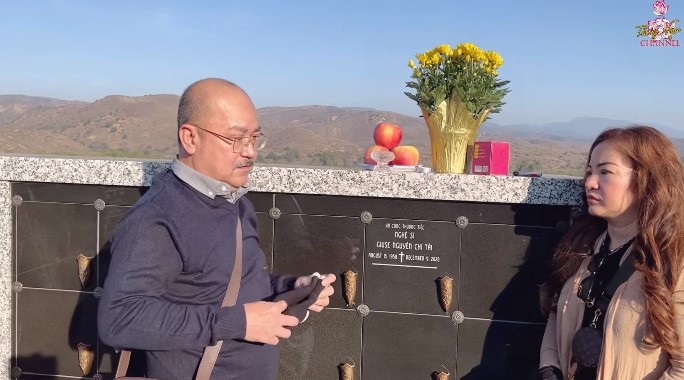 Thúy Nga đưa nghệ sĩ Hoàng Sơn đến viếng cố nghệ sĩ Chí Tài, tiết lộ nhiều kỷ niệm khó quên Thúy Nga đưa nghệ sĩ Hoàng Sơn đến viếng cố nghệ sĩ Chí Tài, tiết lộ nhiều kỷ niệm khó quên