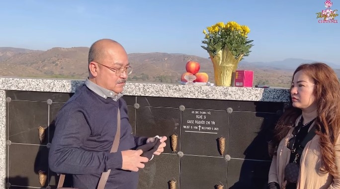 Thúy Nga đưa nghệ sĩ Hoàng Sơn đến viếng cố nghệ sĩ Chí Tài, tiết lộ nhiều kỷ niệm khó quên
