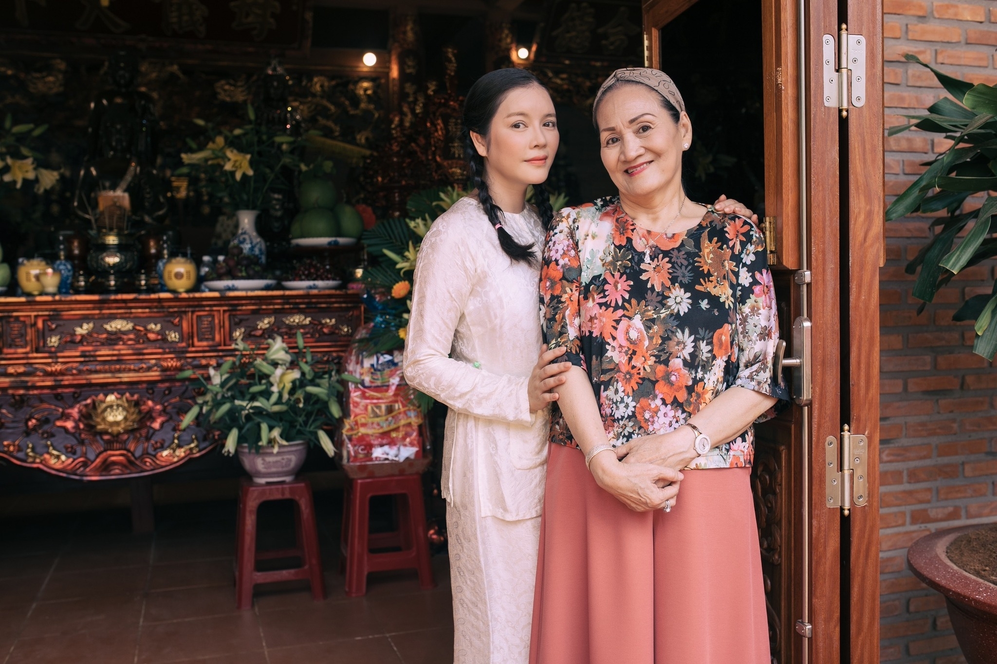 Nhiều sao Việt lựa chọn mua xe, xây nhà để báo hiếu công sinh thành của bố mẹ