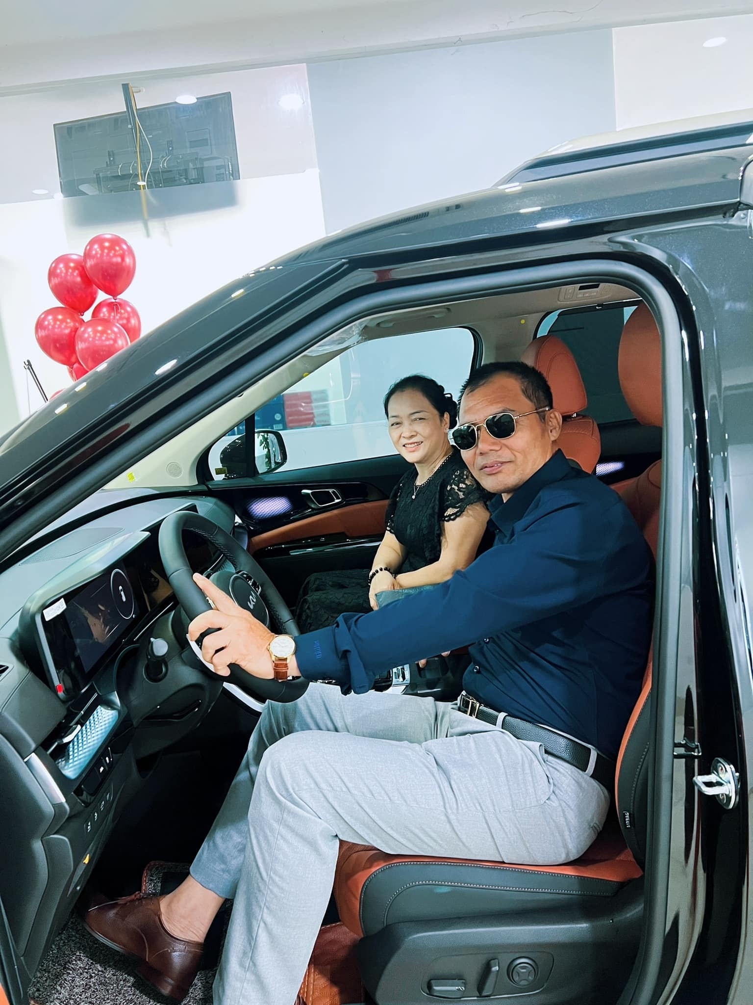 Nhiều sao Việt lựa chọn mua xe, xây nhà để báo hiếu công sinh thành của bố mẹ