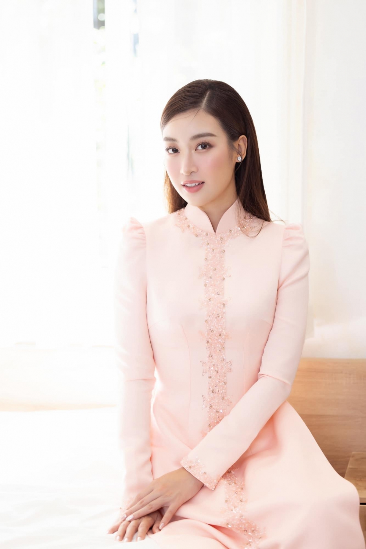 Đám cưới Hoa hậu Đỗ Mỹ Linh: Cô dâu diện áo dài hồng dịu dàng, nhã nhặn