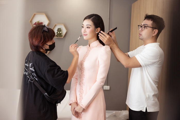 Đám cưới Hoa hậu Đỗ Mỹ Linh: Cô dâu diện áo dài hồng dịu dàng, nhã nhặn