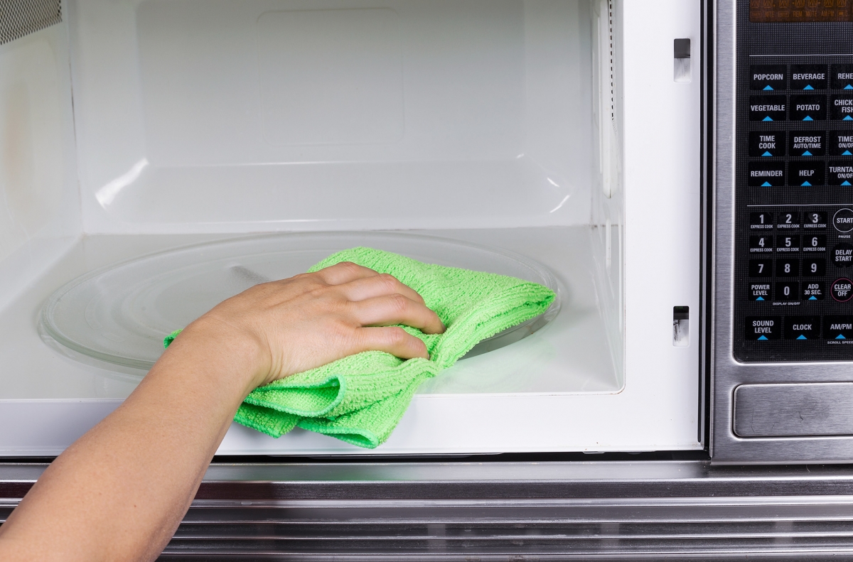 Làm sạch lò vi sóng sao cho đúng cách, đơn giản và hiệu quả
