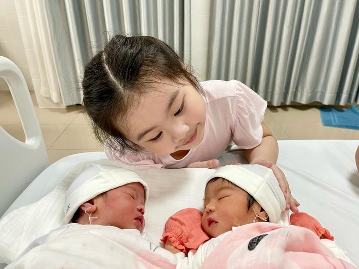 Mừng hai con gái sinh đôi tròn 1 tuổi, Vân Trang kể lại kỷ niệm đi sinh khó quên