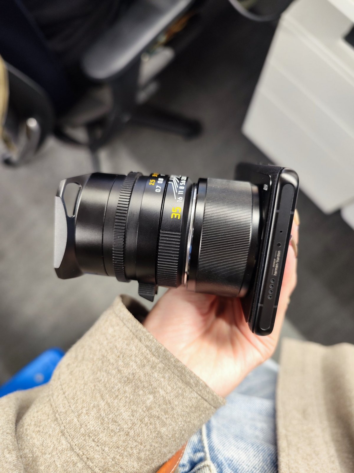 Xiaomi khoe mẫu 12S Ultra giá 20 triệu kết nối ống kính Leica 35mm f/1.4 giá 142 triệu