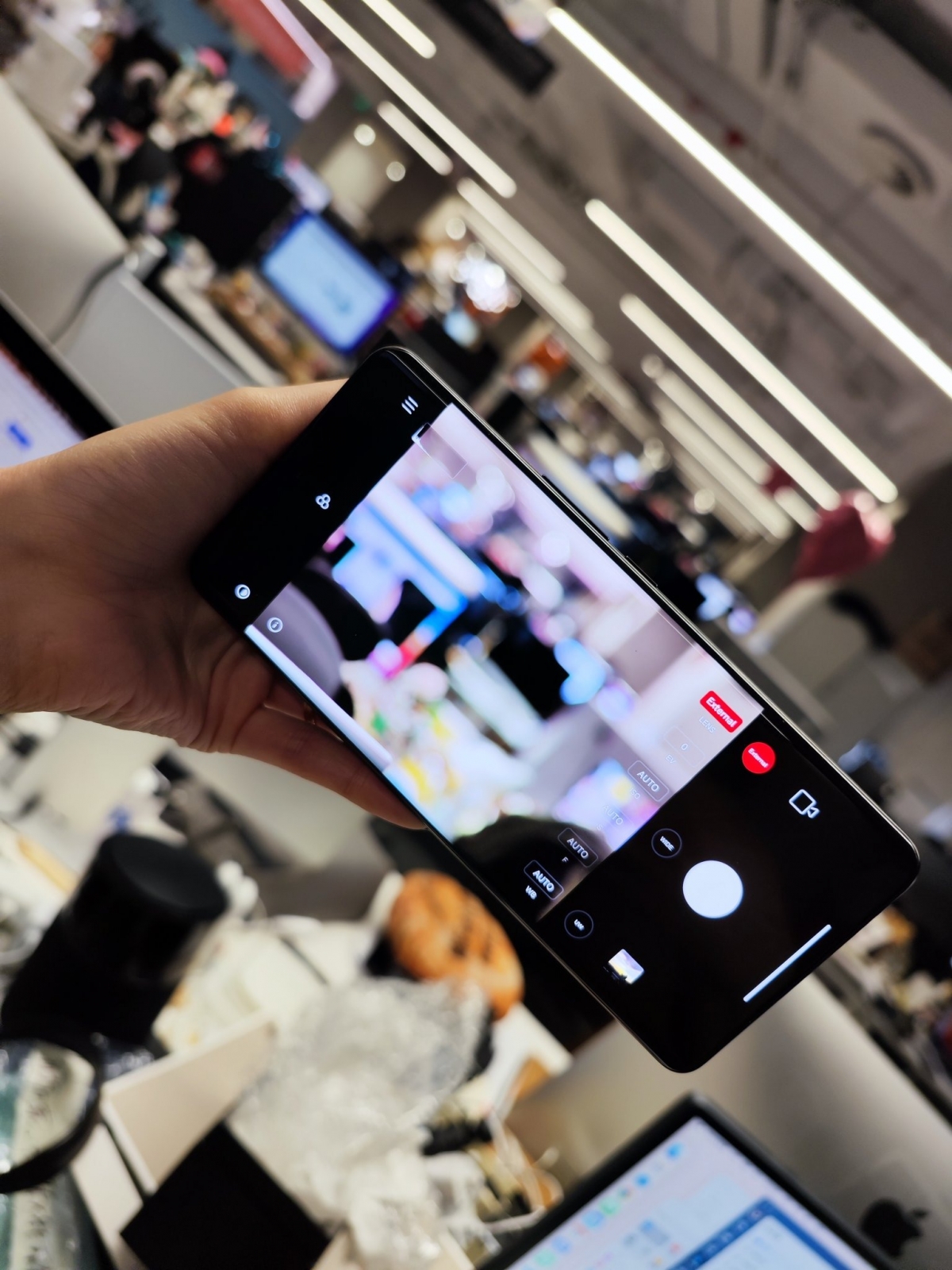 Xiaomi khoe mẫu 12S Ultra giá 20 triệu kết nối ống kính Leica 35mm f/1.4 giá 142 triệu