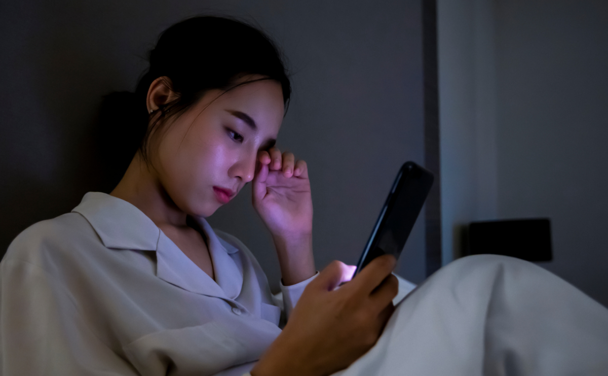 Sử dụng smartphone trước khi ngủ ảnh hưởng sức khỏe thế nào?