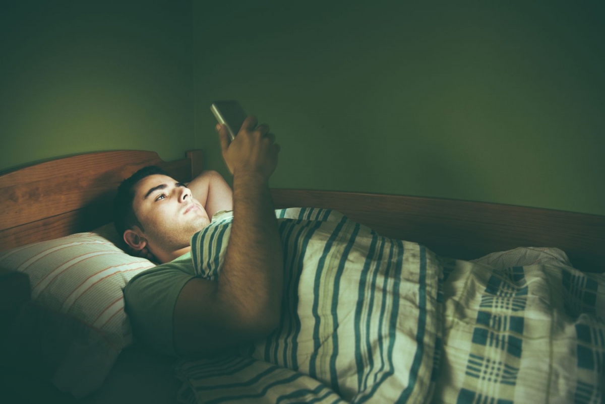 Sử dụng smartphone trước khi ngủ ảnh hưởng sức khỏe thế nào?
