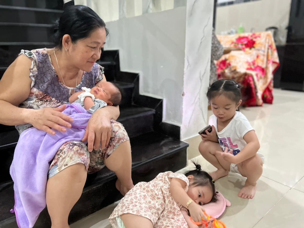 Mẹ vợ Lê Dương Bảo Lâm: Một nách 3 cháu, con rể an tâm đi làm