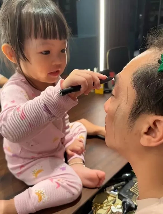 Cường Đô La trở thành người mẫu để con gái Suchin trổ tài make-up