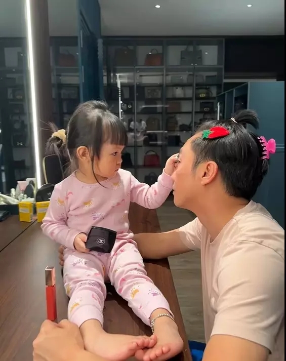 Cường Đô La trở thành người mẫu để con gái Suchin trổ tài make-up