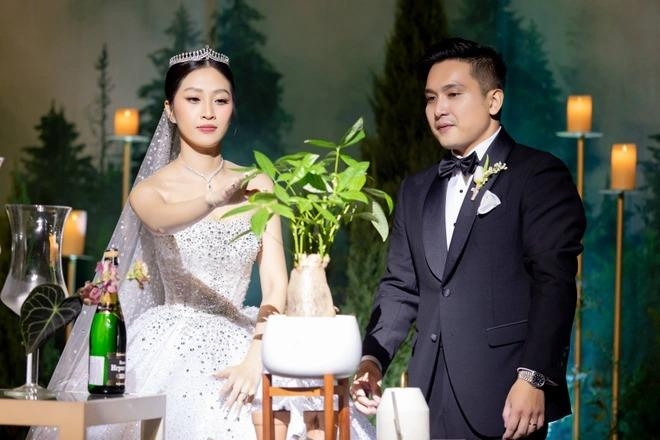 Liêu Hà Trinh mùi mẫn bên chồng trong không gian nghỉ dưỡng sang trọng