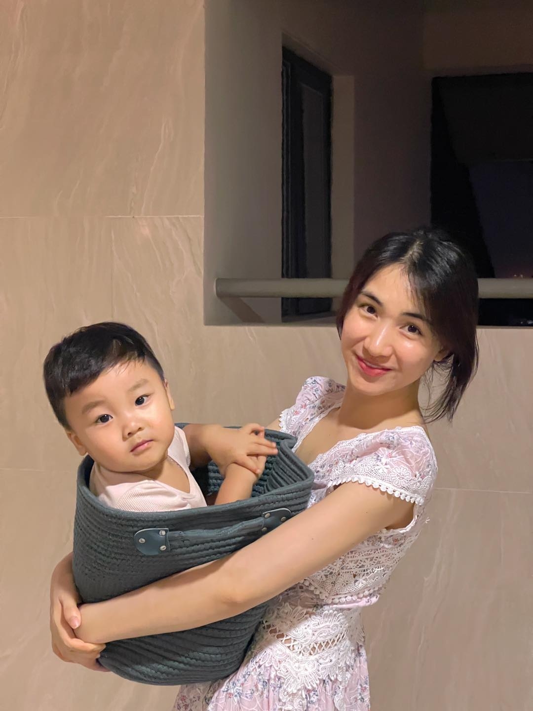 Hòa Minzy viết tâm thư xin lỗi vì không có nhiều thời gian ở bên con