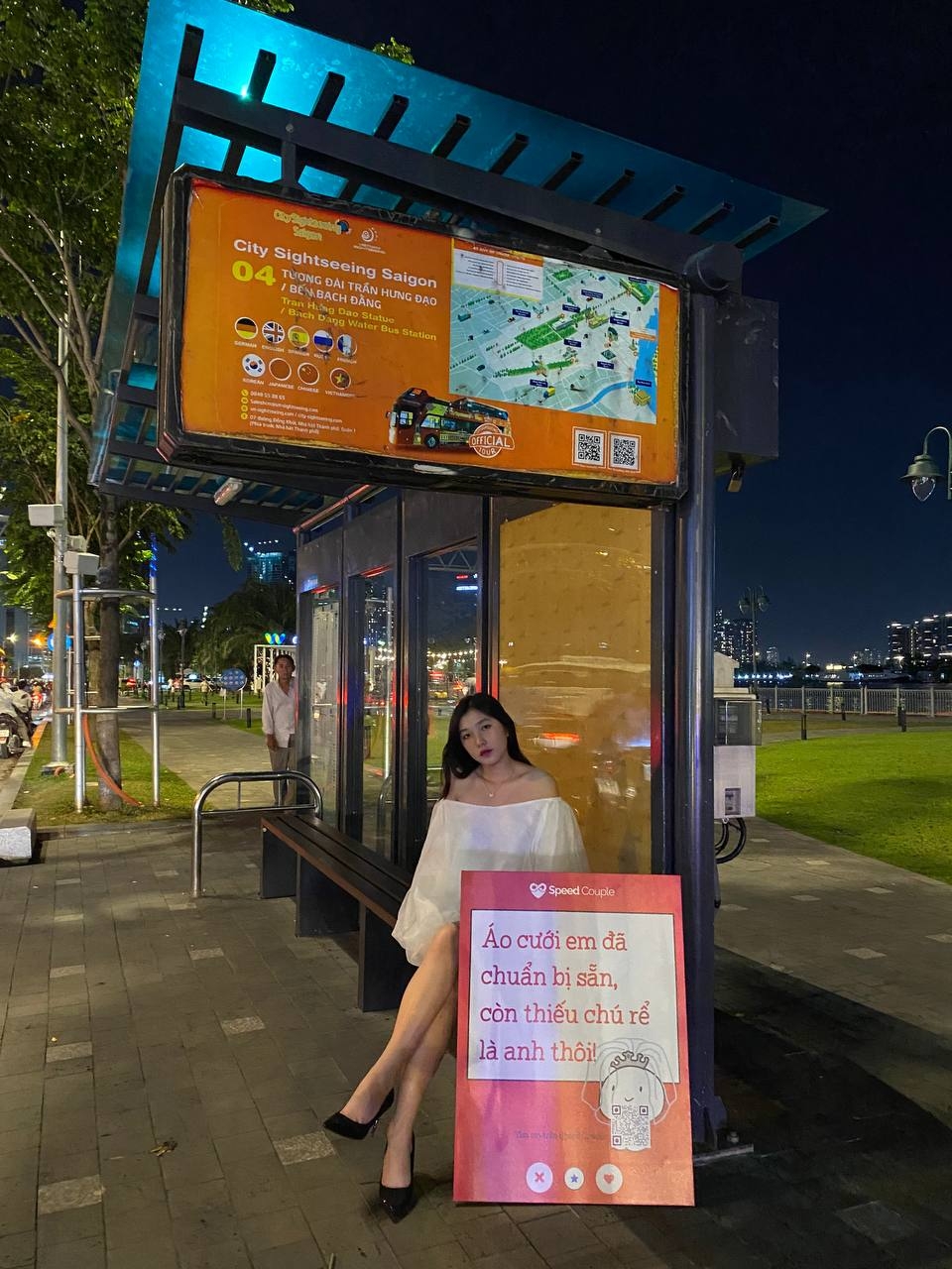 TP.HCM: Hai cô gái 'tuyển' người yêu làm khuấy đảo phố đi bộ Nguyễn Huệ TP.HCM: Hai cô gái 'tuyển' người yêu làm khuấy đảo phố đi bộ Nguyễn Huệ