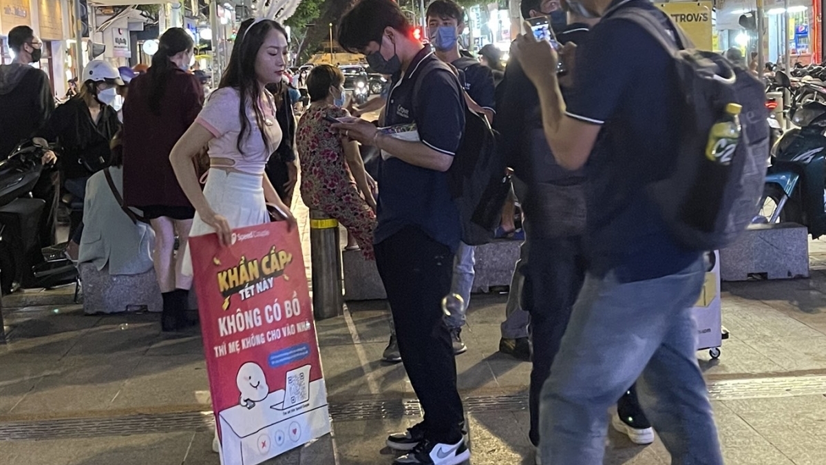 TP.HCM: Hai cô gái 'tuyển' người yêu làm khuấy đảo phố đi bộ Nguyễn Huệ