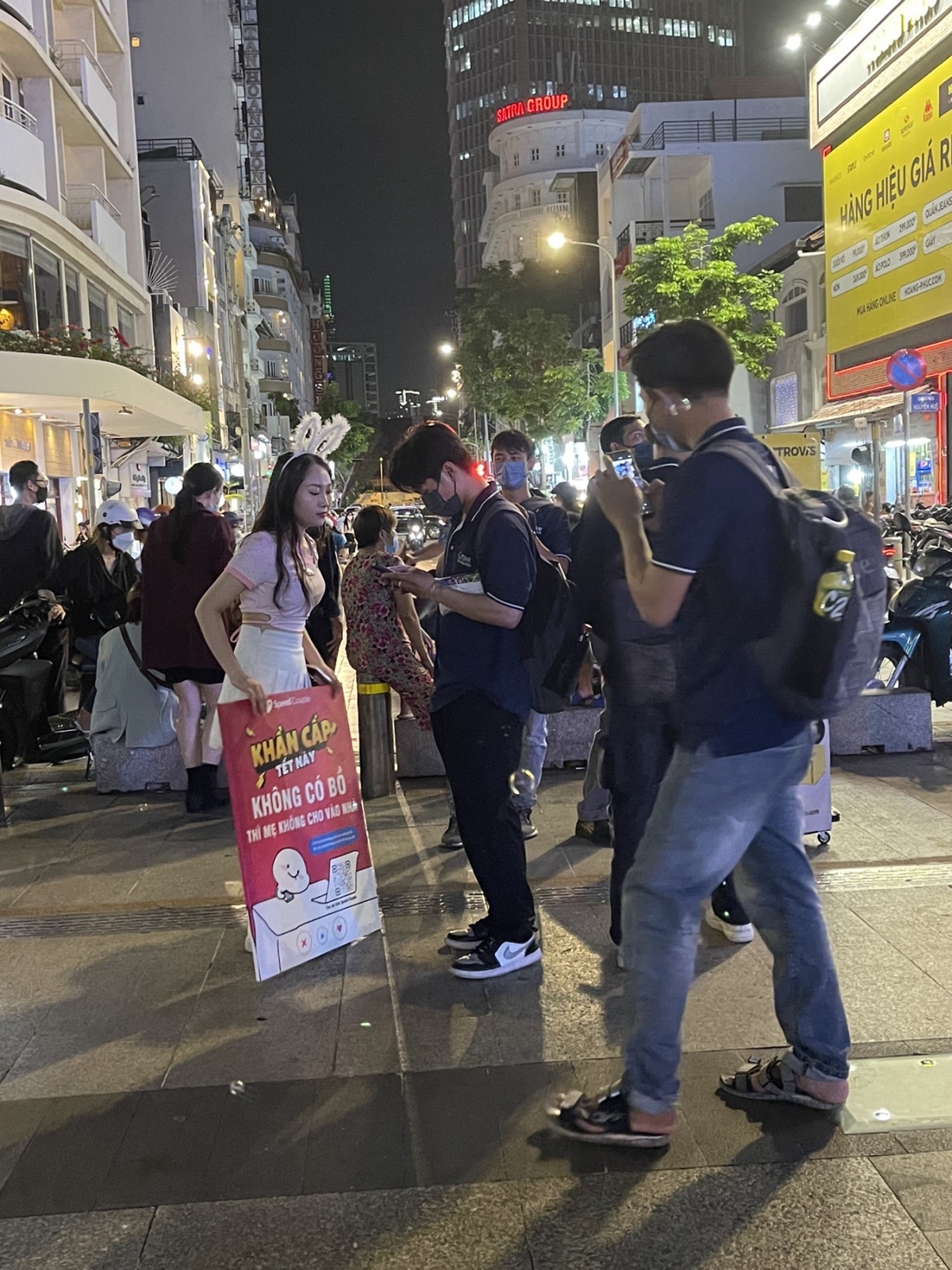 TP.HCM: Hai cô gái 'tuyển' người yêu làm khuấy đảo phố đi bộ Nguyễn Huệ