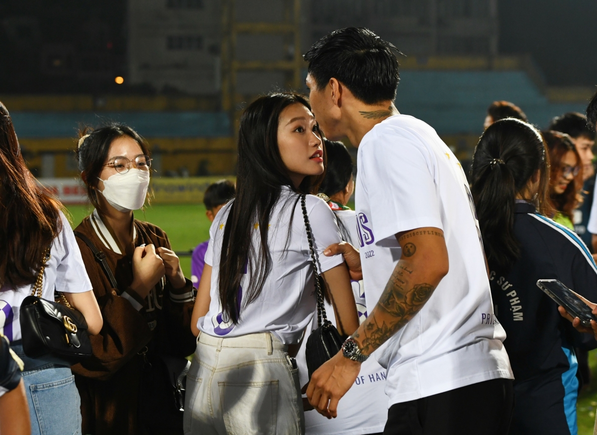 Doãn Hải My quấn quít bên mẹ của Đoàn Văn Hậu trong ngày đại thắng của Hà Nội FC