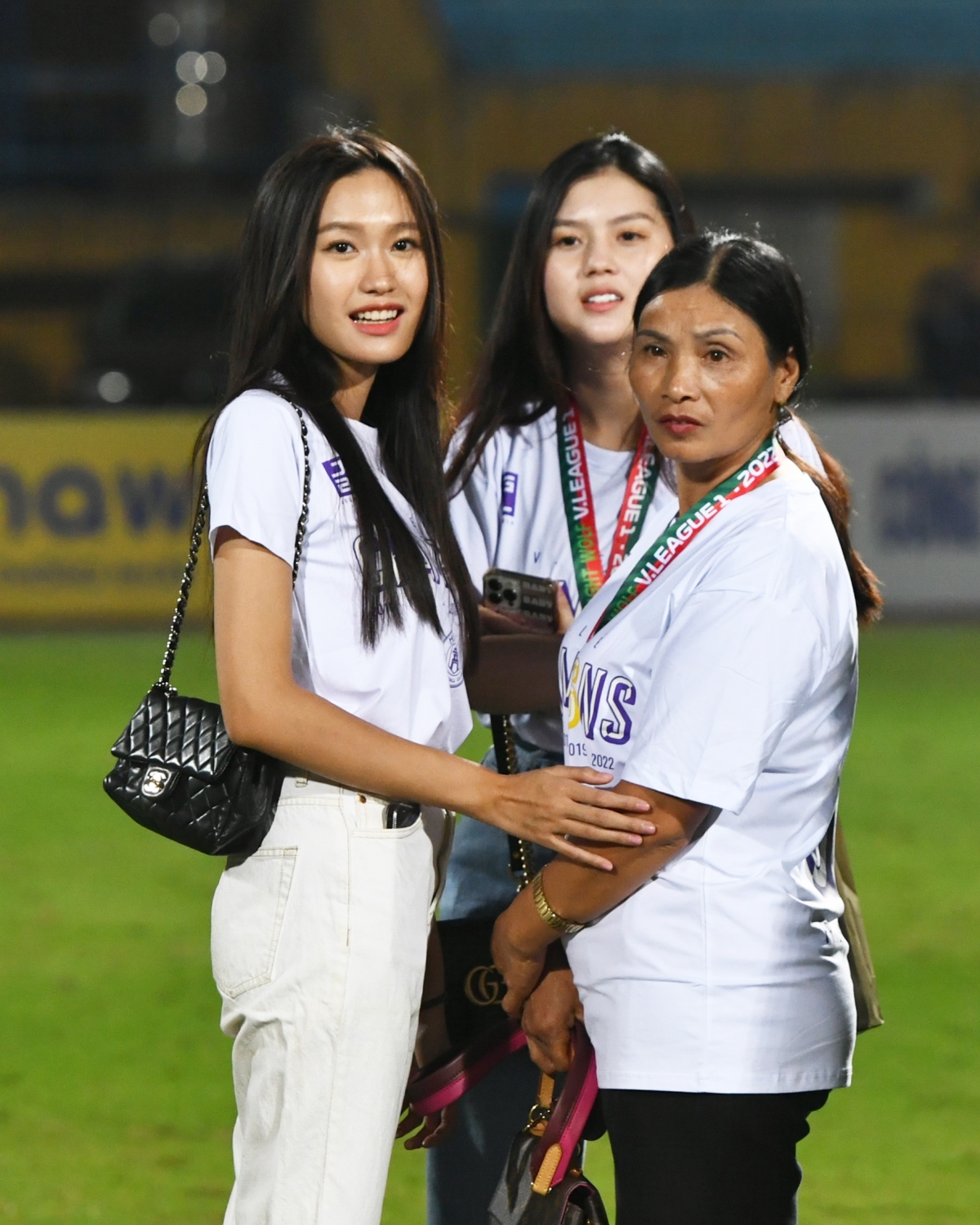Doãn Hải My quấn quít bên mẹ của Đoàn Văn Hậu trong ngày đại thắng của Hà Nội FC