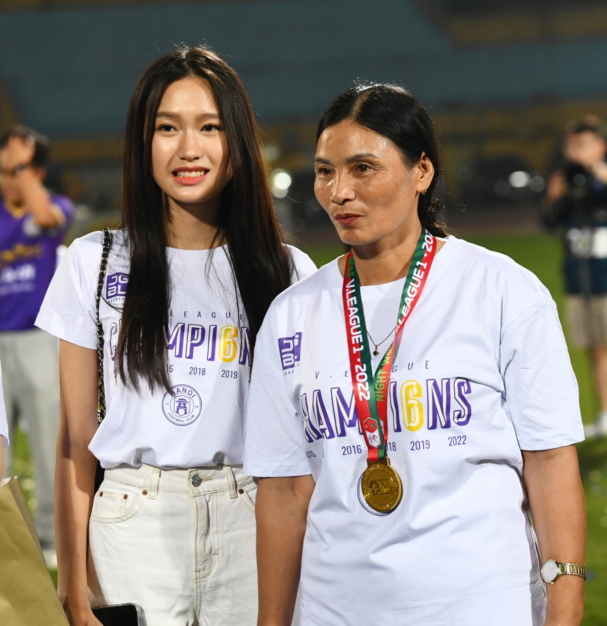 Doãn Hải My quấn quít bên mẹ của Đoàn Văn Hậu trong ngày đại thắng của Hà Nội FC