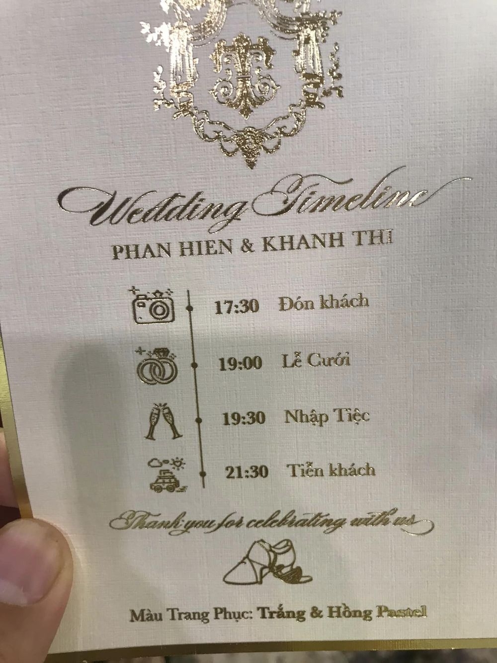 Hé lộ thiệp cưới của Khánh Thi – Phan Hiển, khách mời đầu tiên là người đặc biệt