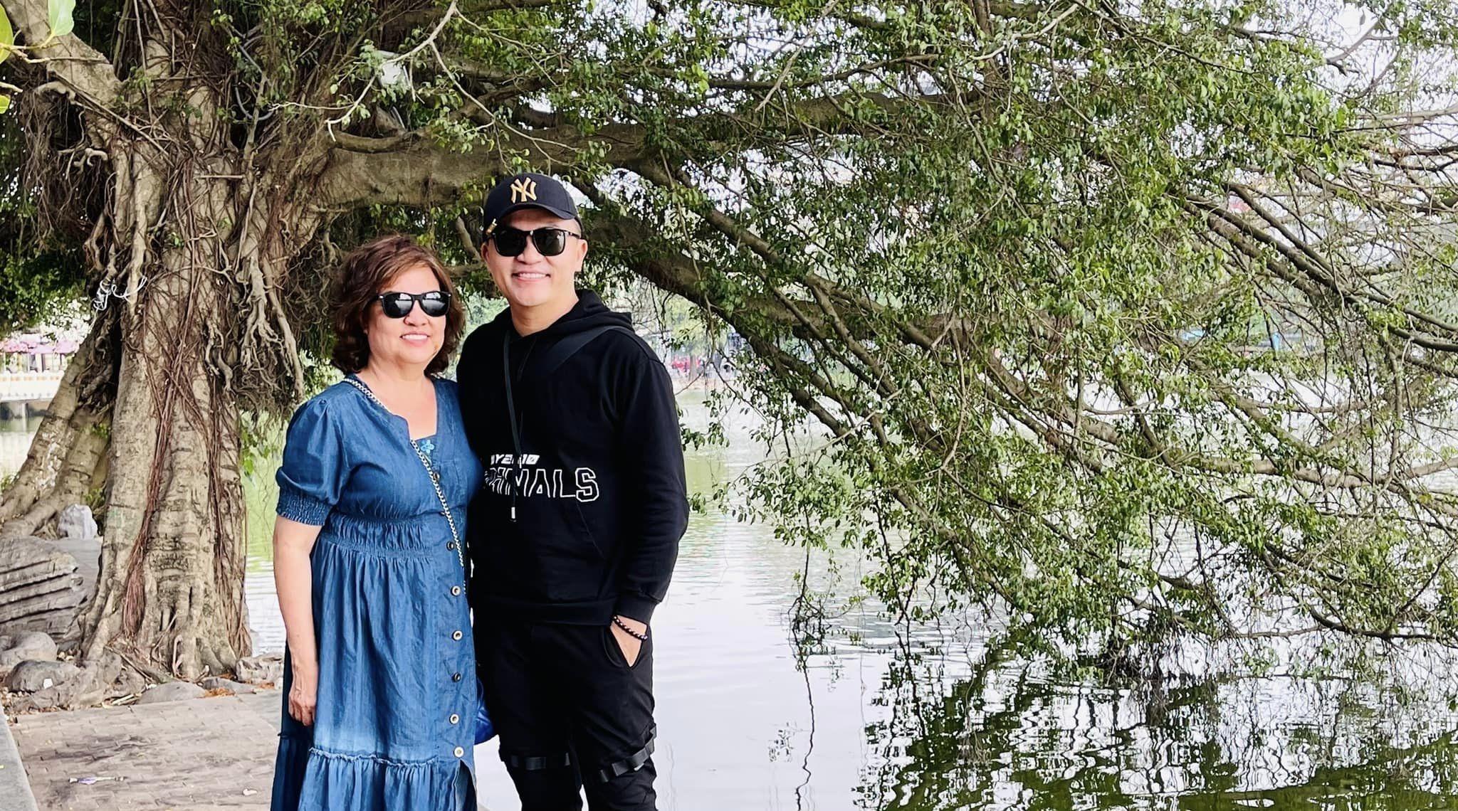 Đại Nghĩa bị 'hiểu nhầm' đăng ảnh tạo hình nhân vật nữ khi khoe ảnh mẹ ruột đi du lịch Đăng ảnh mẹ ruột, MC Đại Nghĩa bị 'hiểu nhầm' đang khoe tạo hình nhân vật nữ mới
