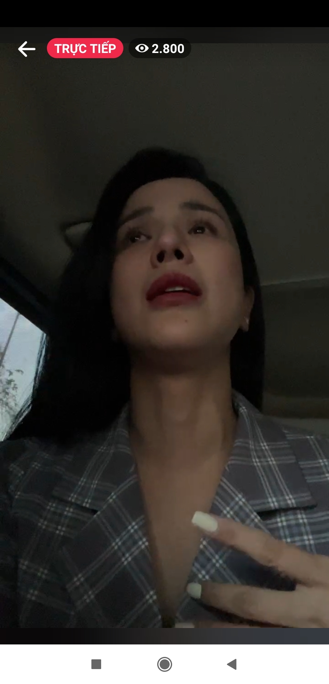 Bị chồng cũ chặn xe không cho đón con về, Diệp Lâm Anh livestream bật khóc