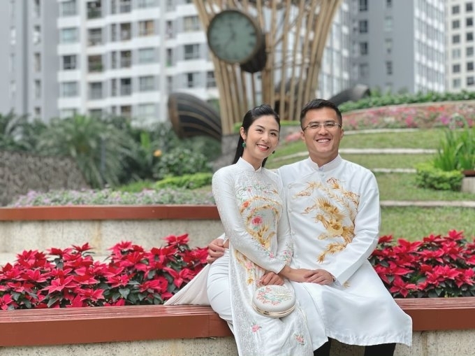 Hoa hậu Ngọc Hân 'khoe' thiệp cưới thiết kế độc đáo, tiết lộ ngày cưới chính thức