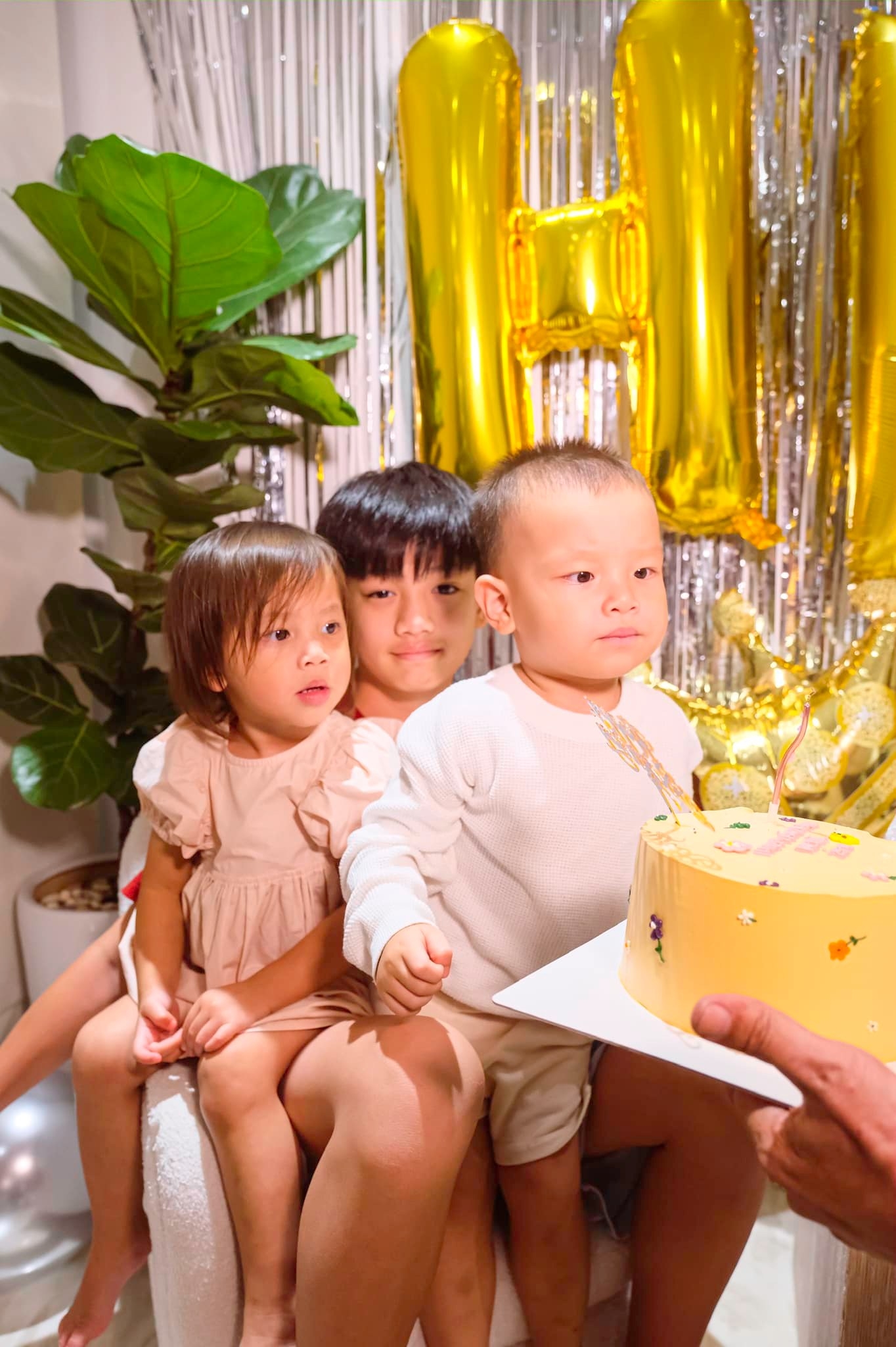 Đi công tác nước ngoài, Hà Hồ hạnh phúc khi nhận được quà sinh nhật bất
