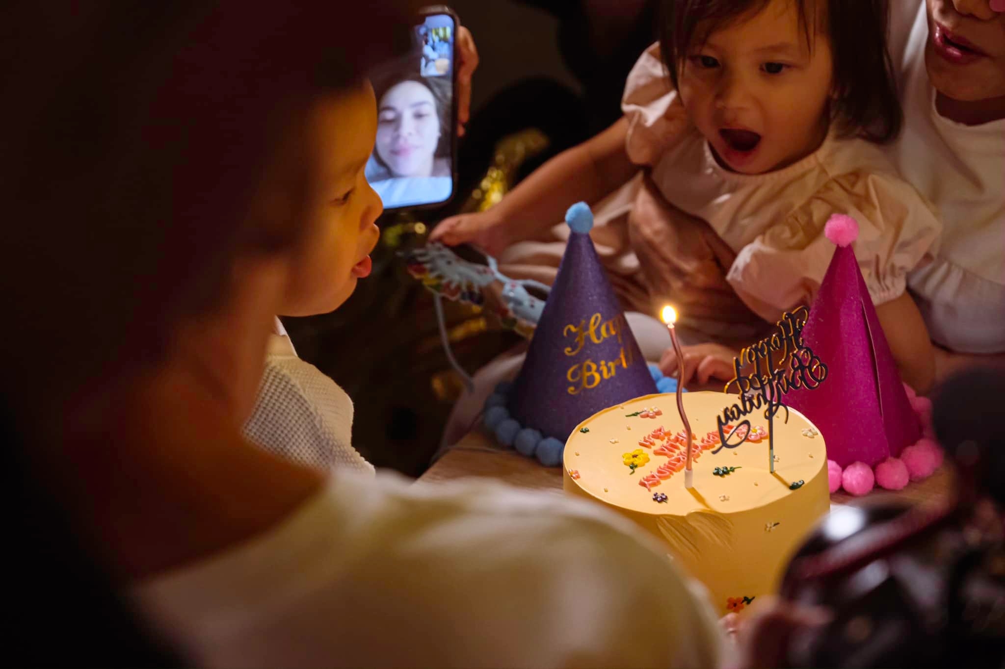 Đi công tác nước ngoài, Hà Hồ hạnh phúc khi nhận được quà sinh nhật bất ngờ từ các con