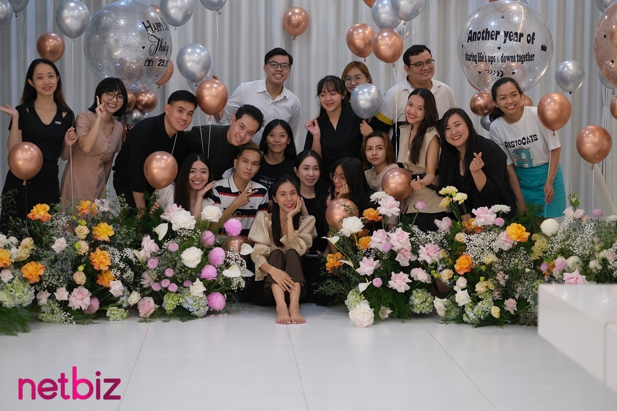 Thủy Tiên bất ngờ với tiệc sinh nhật do ông xã Công Vinh và fans bí mật thực hiện Thủy Tiên bất ngờ với tiệc sinh nhật do Công Vinh và fans bí mật thực hiện